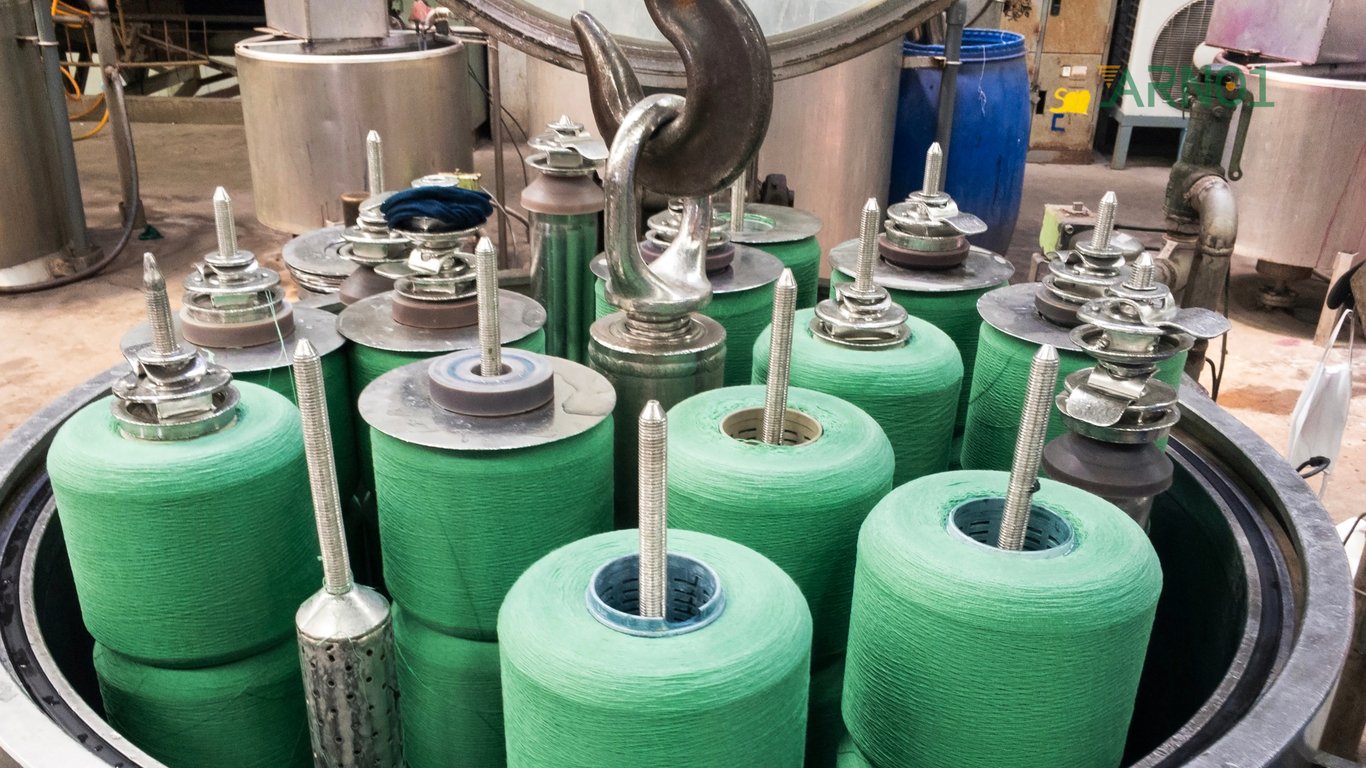 Proses produksi benang core-spun, langkah pewarnaan. Produk jadi digunakan untuk produksi sweater, kaus kaki, dan pakaian lainnya.