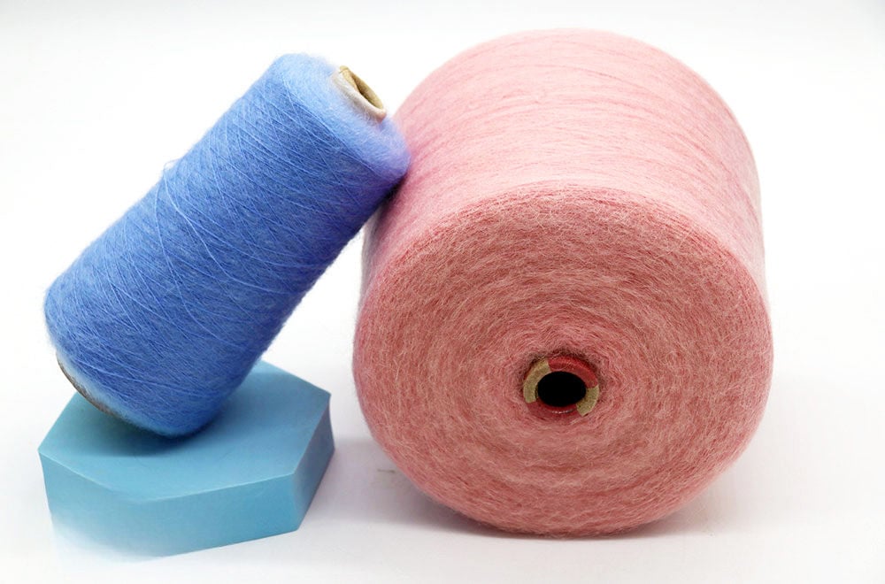 Utilizando pelo de cabra de Angora como material principal, junto con lana y nailon, este hilo tiene un gran tacto y elasticidad.