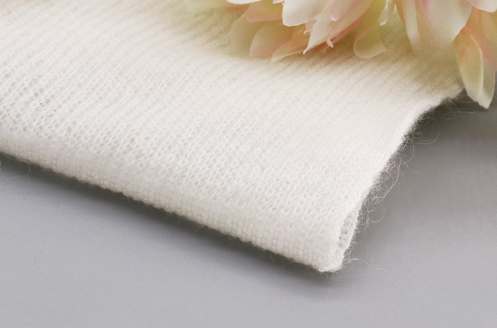 Benang mohair, terutama mohair super muda sangat cocok untuk merajut pakaian. Setelah diwarnai, warna mohair sangat cemerlang dan tidak mudah pudar.
