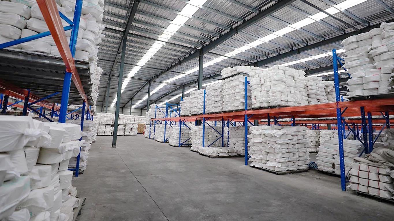 Yarn packing scene picture, yarn stacked in the warehouse